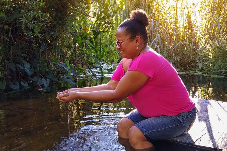 Maria festeja o trabalho de recuperação da nascente da Prata /Foto: Acervo Bracell