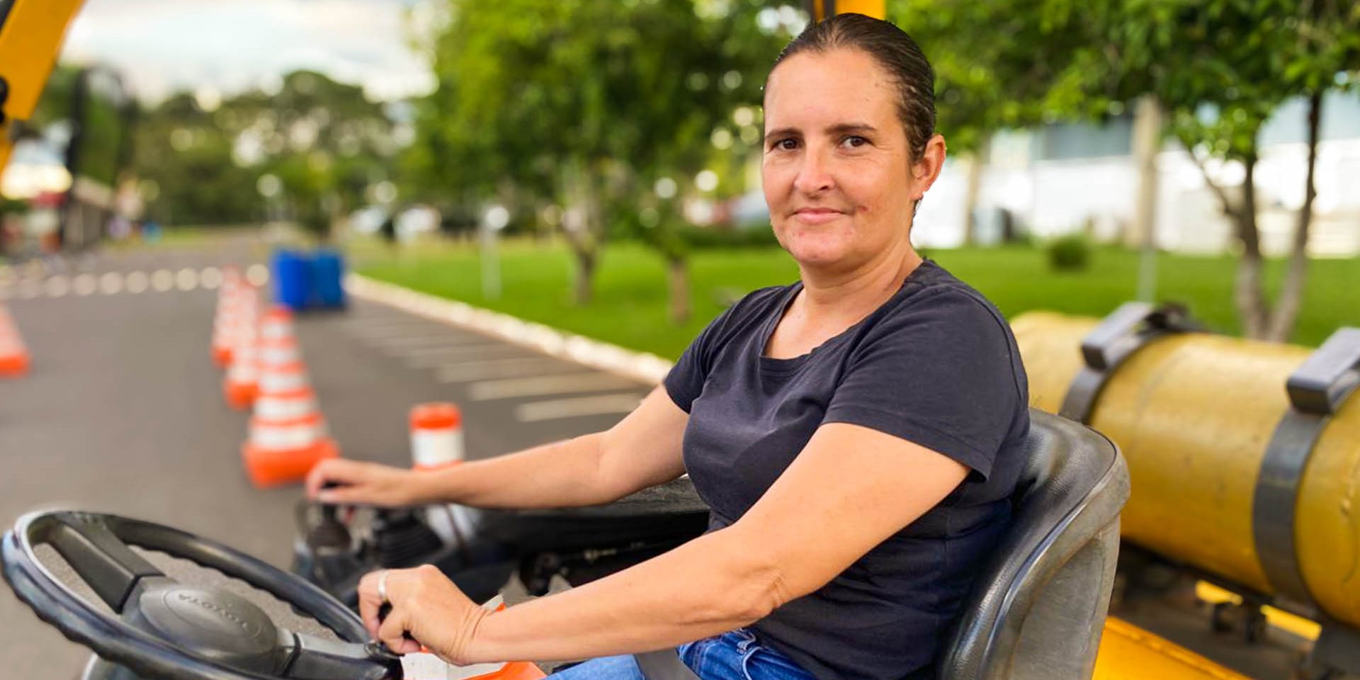 mulher em curso de operação de empilhadeiras