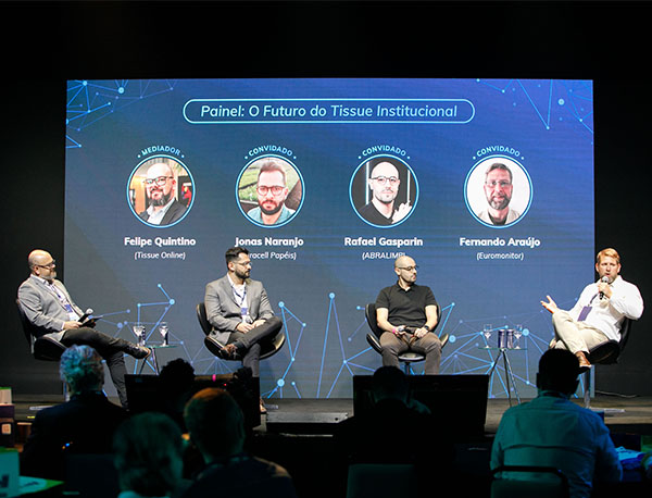 painel de debates durante evento da Bracell Papéis sobre mercado tissue no Brasil