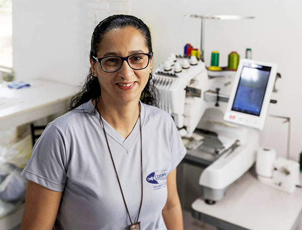 Jivânia Costa, colaboradora do Fábrica de Fardamentos, um dos projetos sociais Bracell