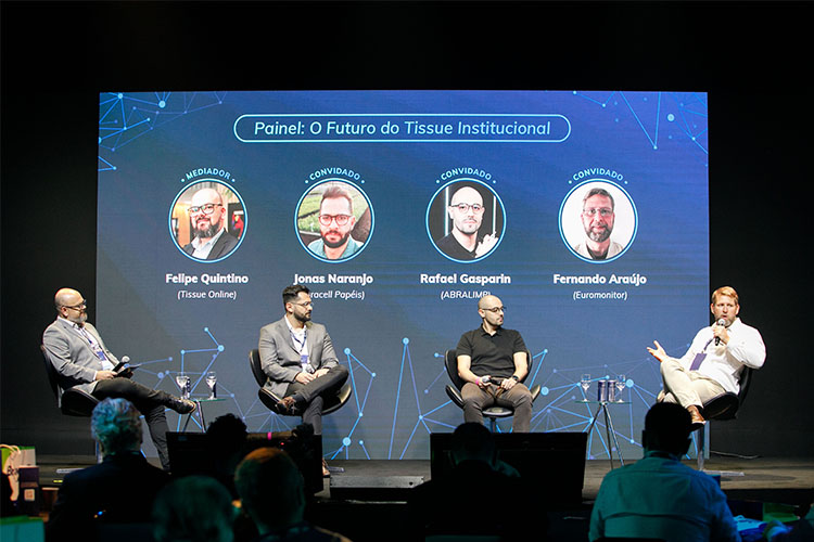 painel de debates durante evento da Bracell Papéis sobre mercado tissue no Brasil