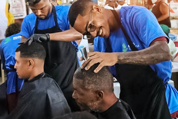Ação de corte de cabelo gratuito do projeto Mais Cidadania na Bahia