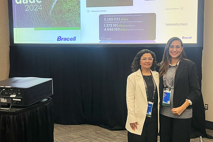 Ivy e Carla, do time de Sensoriamento Remoto da Bracell, em apresentação sobre o tema na Esri UC