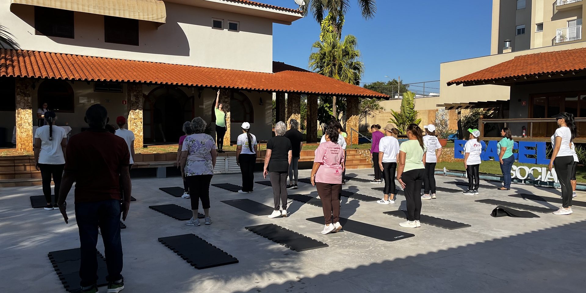 foto de grupo de pessoas em aula de pilates na Casa Bracell Social
