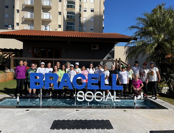 foto de grupo de pessoas em aula de pilates na Casa Bracell Social