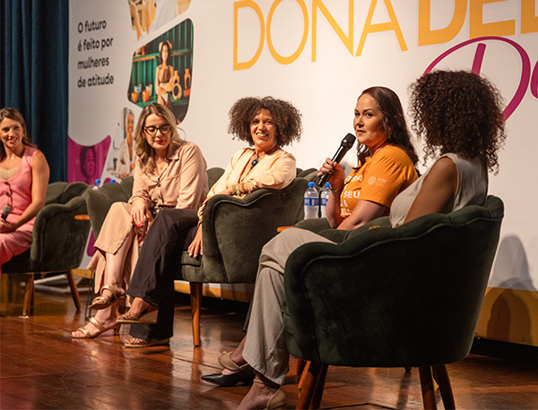 roda de conversa no palco do Dona Della Day