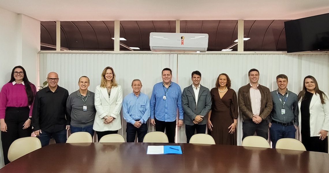 Representantes da Bracell, da Prefeitura de Lençóis Paulista e do Centro Municipal de Formação Profissional posam lado a lado em uma sala de reuniões durante a assinatura de parceria para oferta de cursos gratuitos de formação profissional.