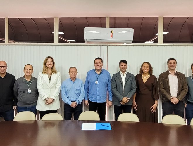 Representantes da Bracell, da Prefeitura de Lençóis Paulista e do Centro Municipal de Formação Profissional posam lado a lado em uma sala de reuniões durante a assinatura de parceria para oferta de cursos gratuitos de formação profissional.