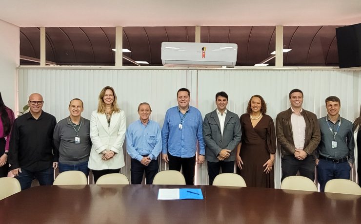 Representantes da Bracell, da Prefeitura de Lençóis Paulista e do Centro Municipal de Formação Profissional posam lado a lado em uma sala de reuniões durante a assinatura de parceria para oferta de cursos gratuitos de formação profissional.