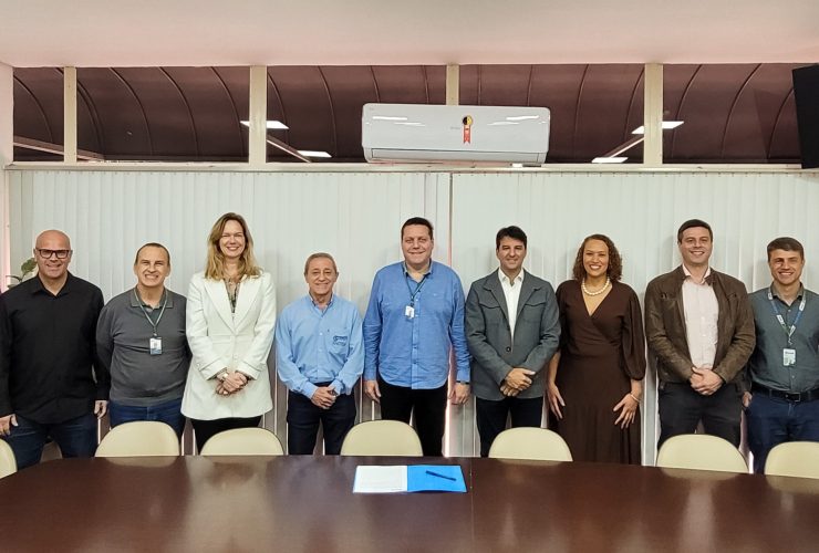 Representantes da Bracell, da Prefeitura de Lençóis Paulista e do Centro Municipal de Formação Profissional posam lado a lado em uma sala de reuniões durante a assinatura de parceria para oferta de cursos gratuitos de formação profissional.