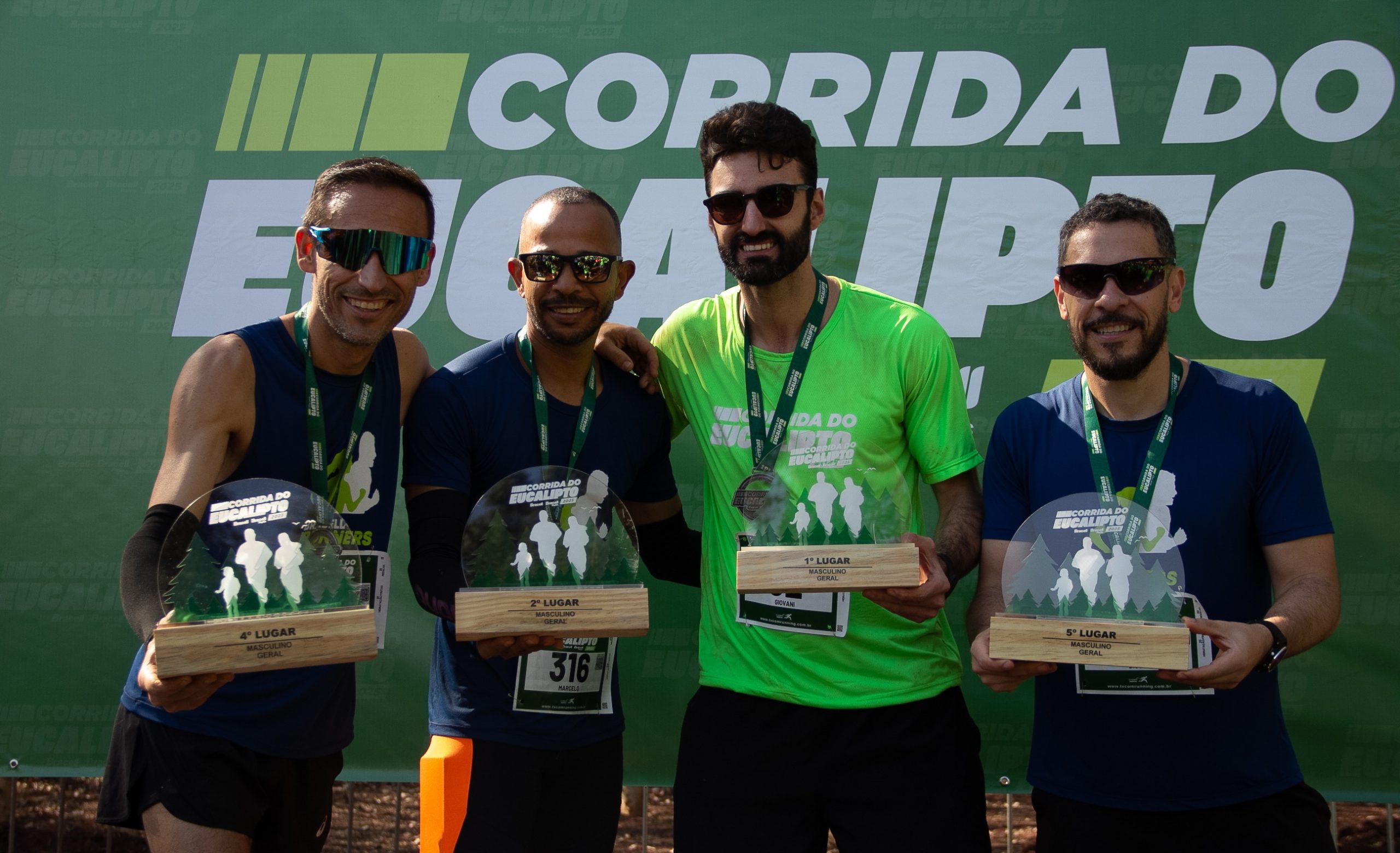 Participantes da Corrida do Eucalipto da Bracell durante cerimônia de premiação em evento esportivo