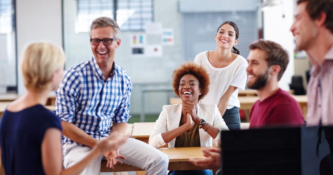 Participantes reunidos em atividade de formação e troca de experiências em ambiente de aprendizagem.