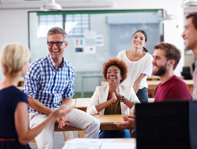 Participantes reunidos em atividade de formação e troca de experiências em ambiente de aprendizagem.