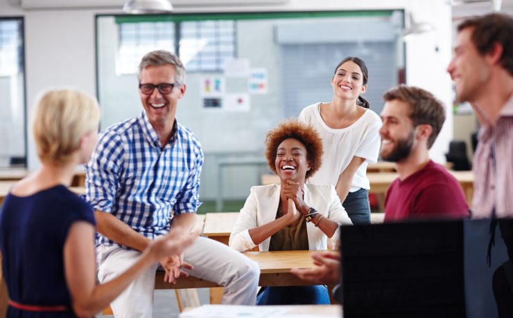 Participantes reunidos em atividade de formação e troca de experiências em ambiente de aprendizagem.