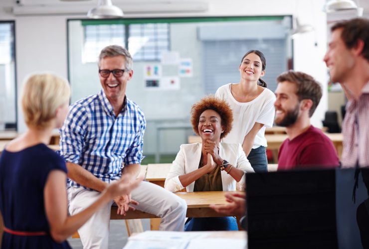 Participantes reunidos em atividade de formação e troca de experiências em ambiente de aprendizagem.