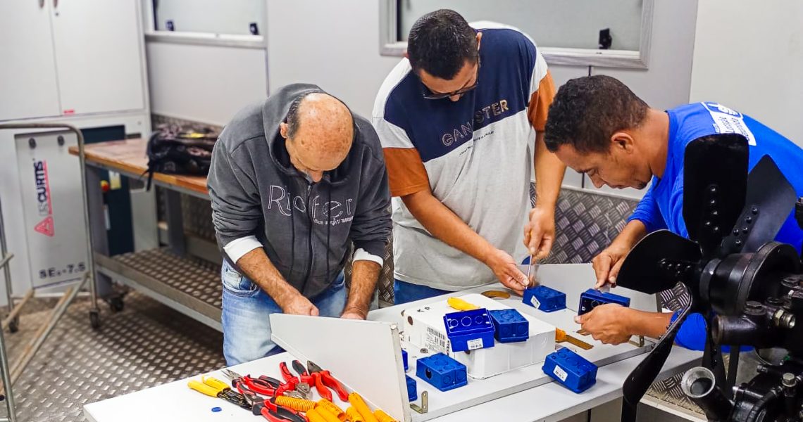 Participantes realizam atividade prática de instalações elétricas durante curso de Auxiliar de Eletricista.