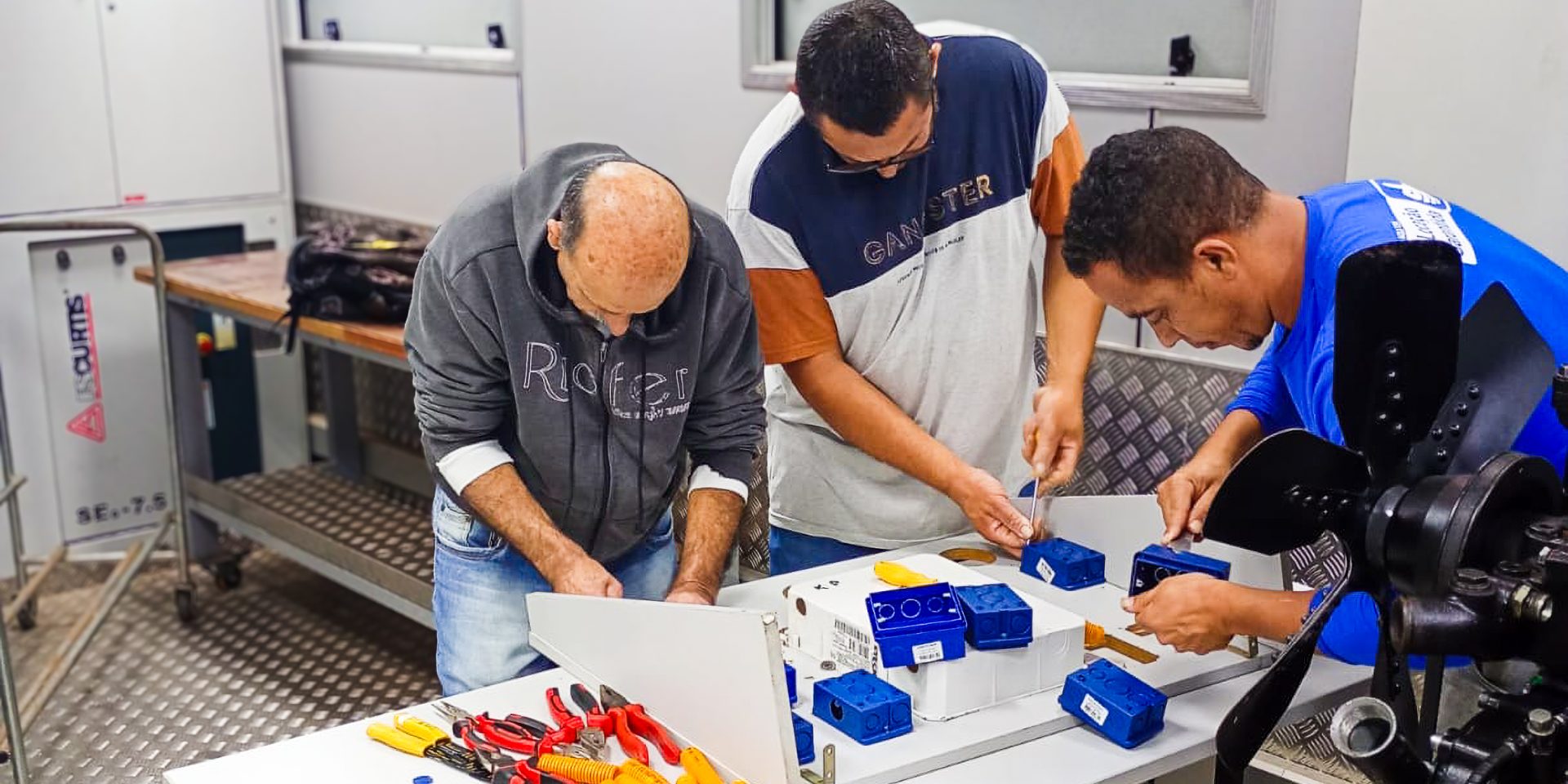 Participantes realizam atividade prática de instalações elétricas durante curso de Auxiliar de Eletricista.