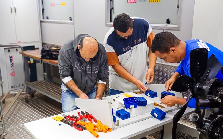 Participantes realizam atividade prática de instalações elétricas durante curso de Auxiliar de Eletricista.