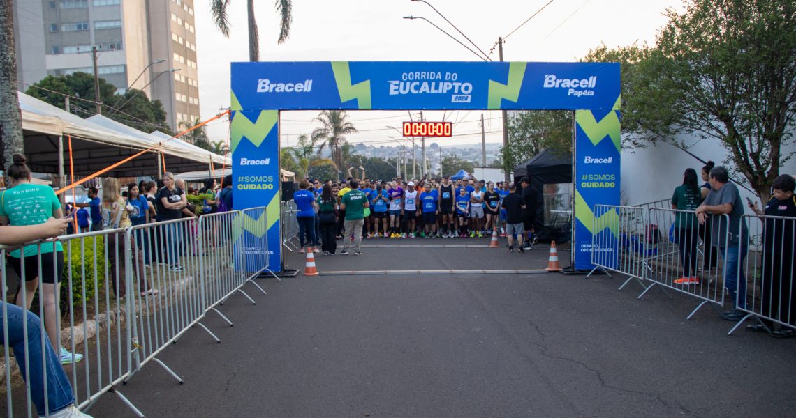 Participantes da Corrida do Eucalipto durante a largada em Lençóis Paulista, diante do pórtico do evento.