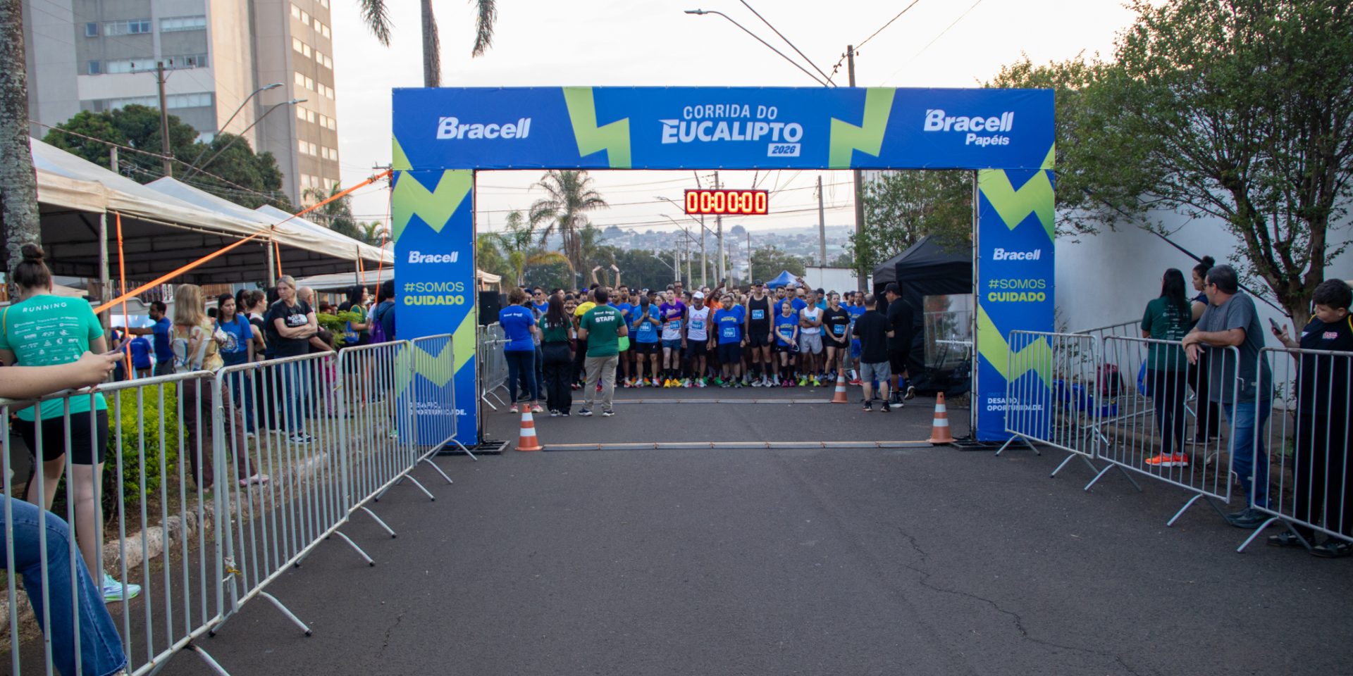 Participantes da Corrida do Eucalipto durante a largada em Lençóis Paulista, diante do pórtico do evento.