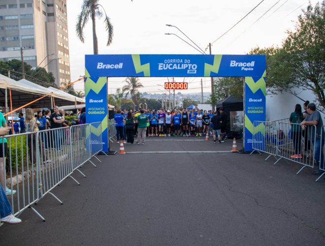 Participantes da Corrida do Eucalipto durante a largada em Lençóis Paulista, diante do pórtico do evento.