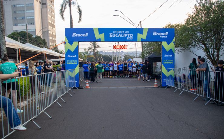 Participantes da Corrida do Eucalipto durante a largada em Lençóis Paulista, diante do pórtico do evento.