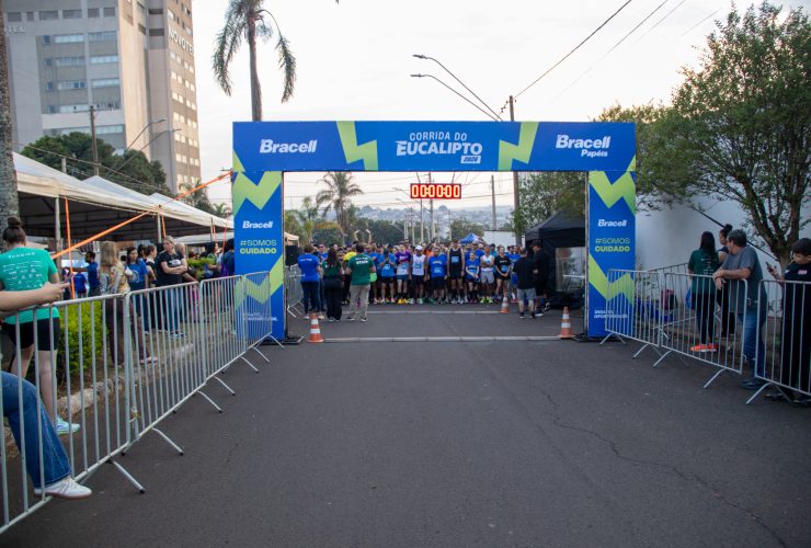 Participantes da Corrida do Eucalipto durante a largada em Lençóis Paulista, diante do pórtico do evento.