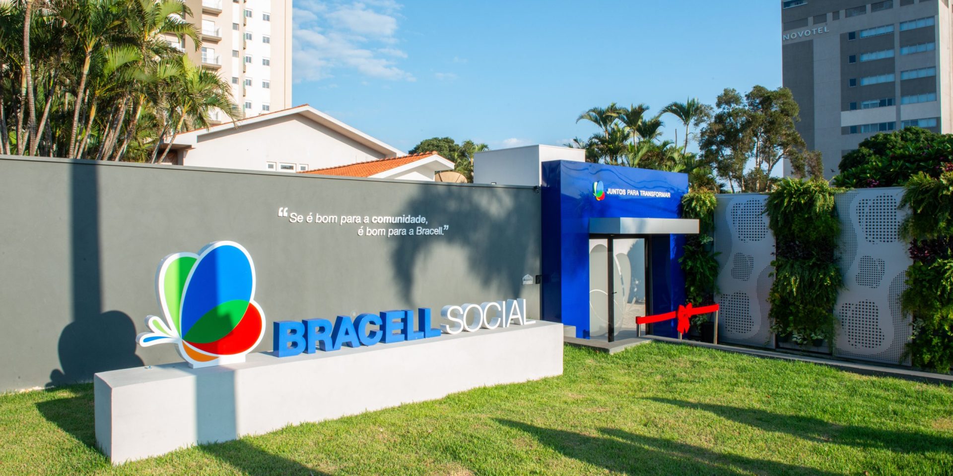 Fachada da Casa Bracell Social com identificação da instituição e área gramada em Lençóis Paulista.