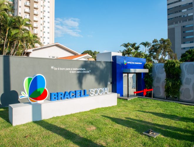 Fachada da Casa Bracell Social com identificação da instituição e área gramada em Lençóis Paulista.