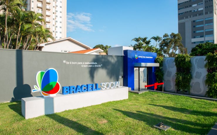 Fachada da Casa Bracell Social com identificação da instituição e área gramada em Lençóis Paulista.