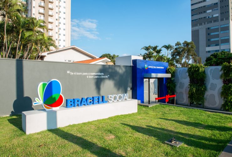 Fachada da Casa Bracell Social com identificação da instituição e área gramada em Lençóis Paulista.