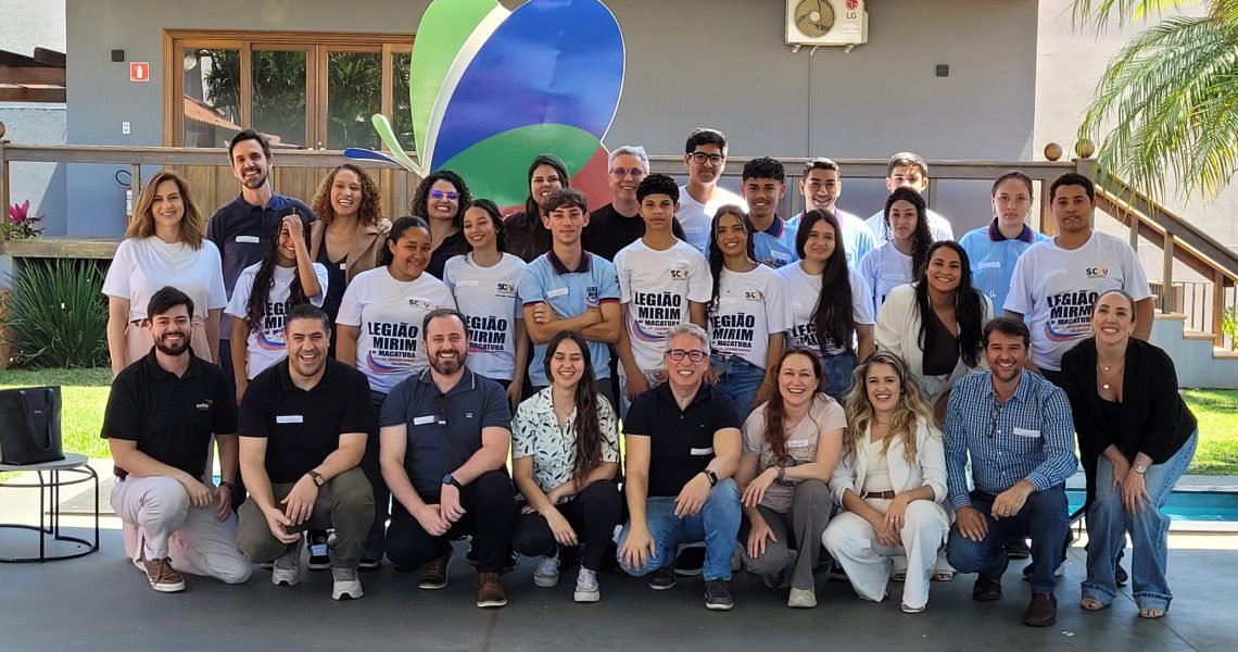 Jovens e profissionais participam de dinâmica de integração no início das mentorias do Projeto Futuro em Foco