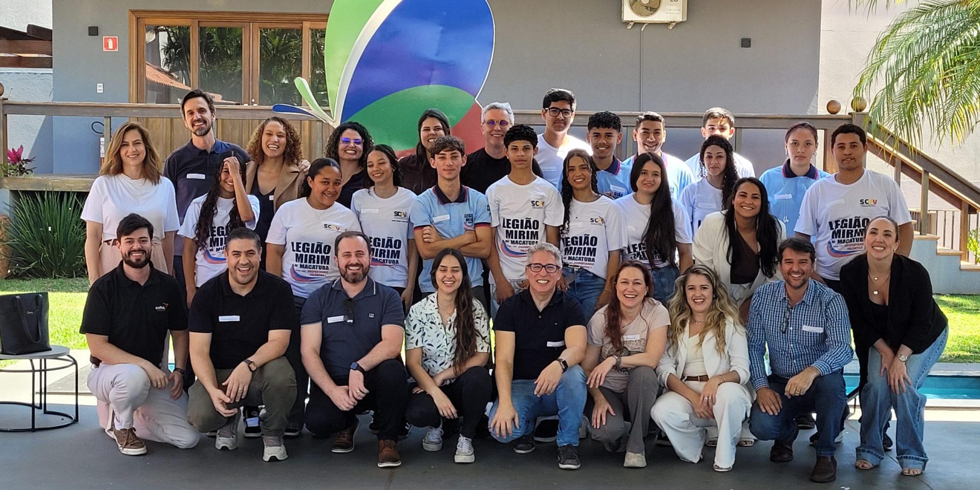 Jovens e profissionais participam de dinâmica de integração no início das mentorias do Projeto Futuro em Foco
