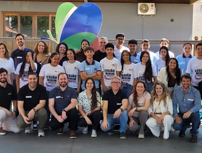 Jovens e profissionais participam de dinâmica de integração no início das mentorias do Projeto Futuro em Foco