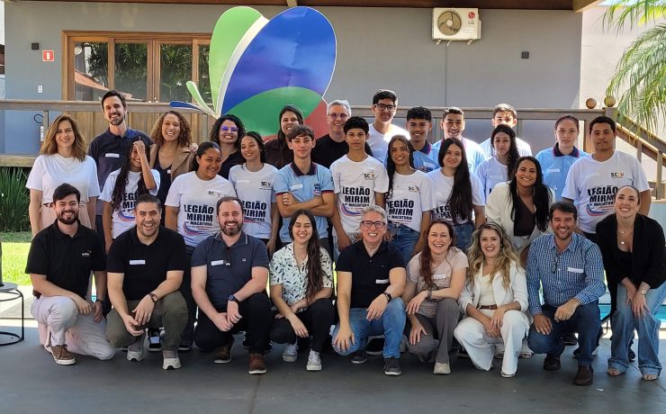 Jovens e profissionais participam de dinâmica de integração no início das mentorias do Projeto Futuro em Foco