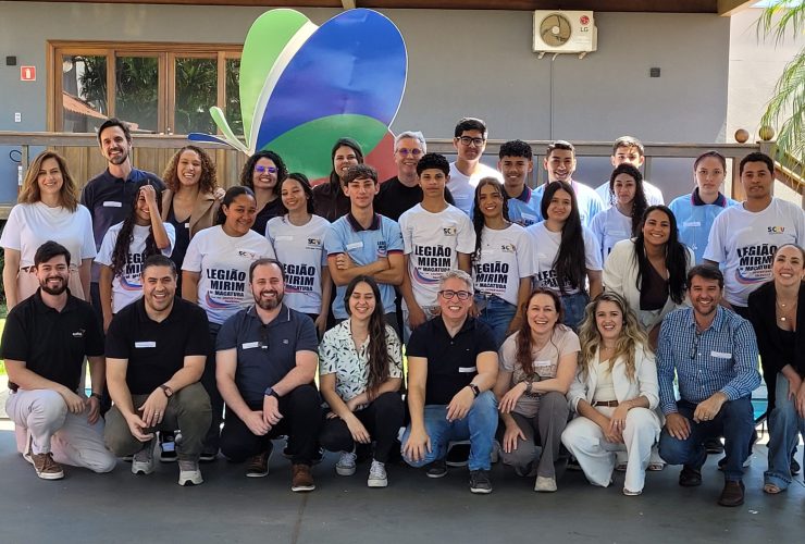Jovens e profissionais participam de dinâmica de integração no início das mentorias do Projeto Futuro em Foco